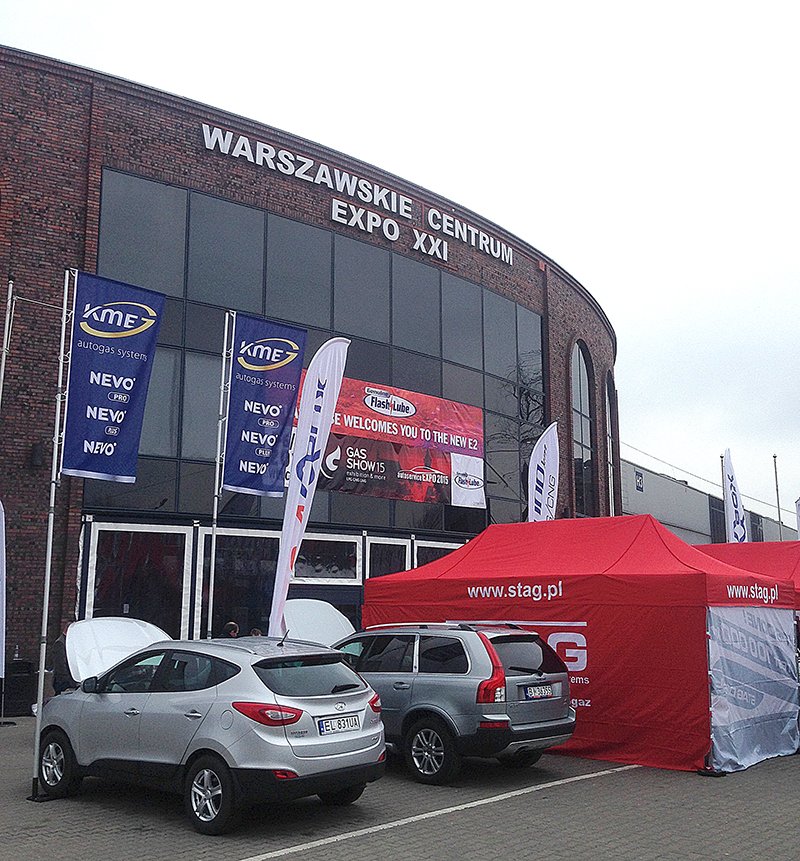 Autogāzes pārstāvji Varšavas izstādē pēta gāzes iekārtas.